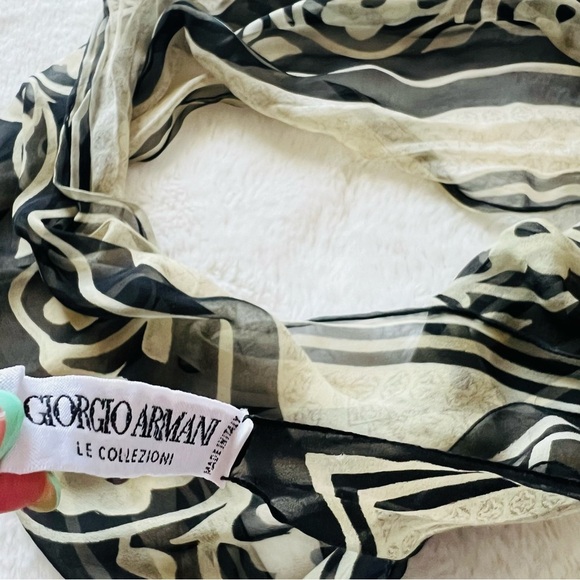 Giorgio Armani Le Collezioni  Silk Scarf. - Picture 12 of 12